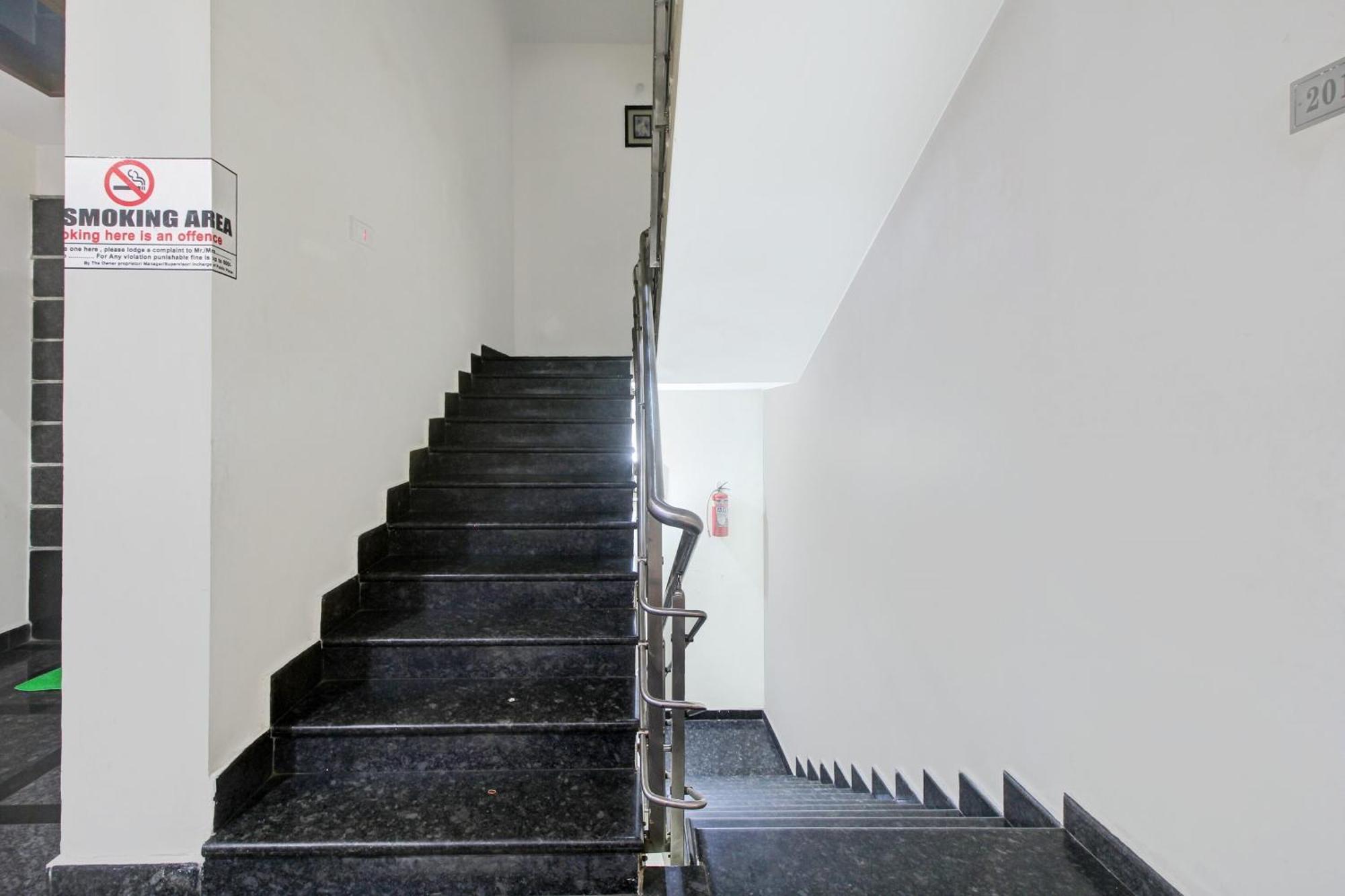 Collection O 82357 Hotel Surabhi Pride Trimulgherry Bagian luar foto
