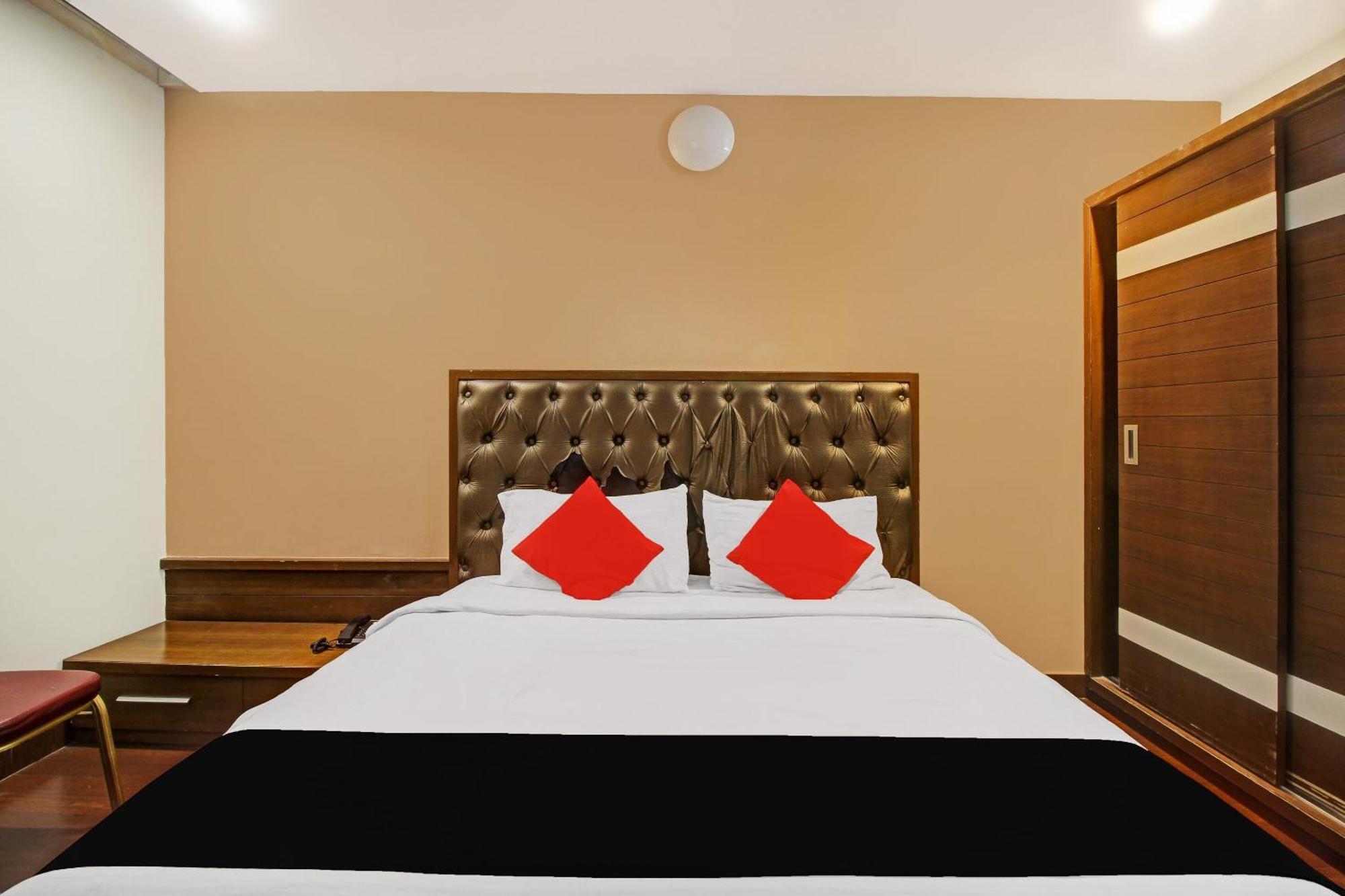 Collection O 82357 Hotel Surabhi Pride Trimulgherry Bagian luar foto